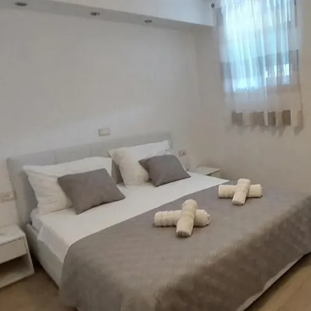 Family-friendly With Swimming Pool Pomer, Medulin - 17681 * Πούλα